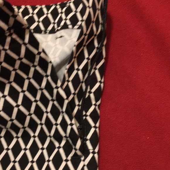 ❤️❤️Black & White H&M geometric capri pants - size 6 - Picture 3 of 5